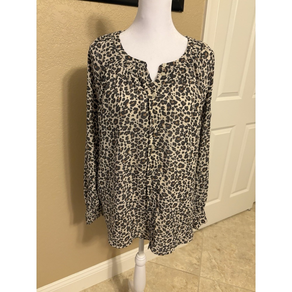 Ann Taylor Loft Women's Lightweight Weight Button Up, Cheetah‎ Print Large